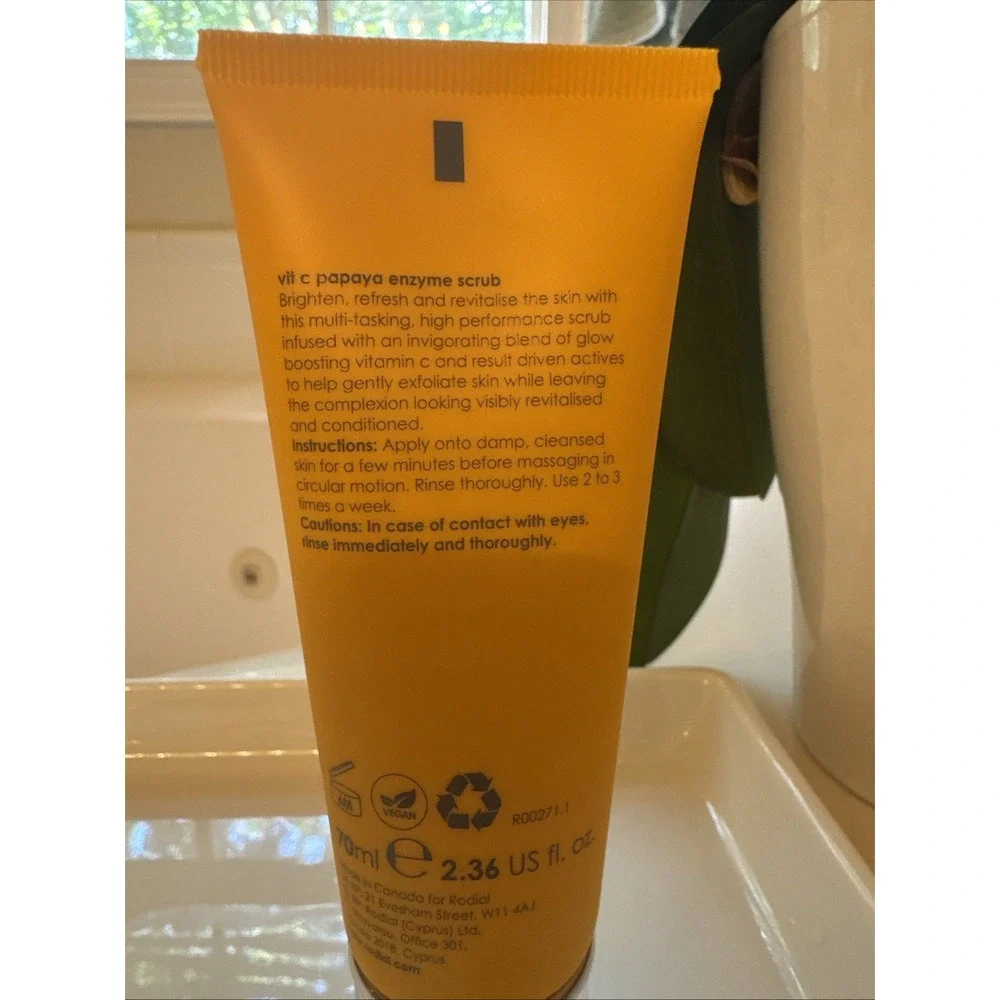 Rodial Vit C Papaya Enzyme Scrub Brighten and Renew - 2.36‎ fl oz (70ml) 1 Count